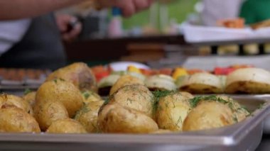 Sokak Satıcısı Dill ile Kızarmış Genç Patatesler, Açık Vitrinde Barbekü Satıyor
