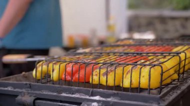 Metal Grill Grate 'de ızgara Bell Peppers. Açık havada. 4K