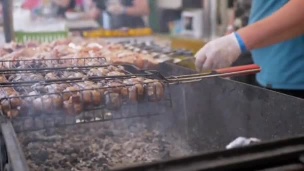 Street Chef bereidt sappige gegrilde groenten, champignons Outdoor in Food Court — Stockvideo