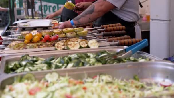 Street Food Seller Waży Grill, Smażone warzywa w skali elektronicznej. 4K — Wideo stockowe