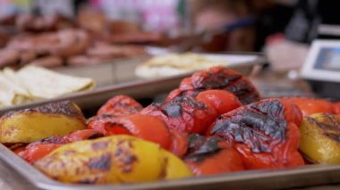 Ruddy Crust ile ızgara Bell Peppers Açık Vitrinde Satıldı. 4K