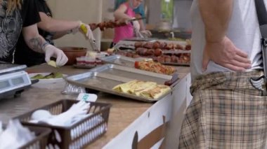 Açık Tezgahta Kebap ve Sulu Izgara Sebze Satışı. 4K