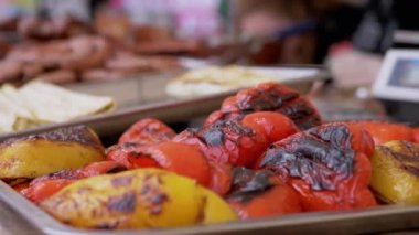 Ruddy Crust ile ızgara Bell Peppers Açık Vitrinde Satıldı. 4K