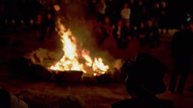 Ormandaki Şenlik Ateşi 'nin Parlak Ateşine Bakan Şapkalı Bir Erkek. 4K