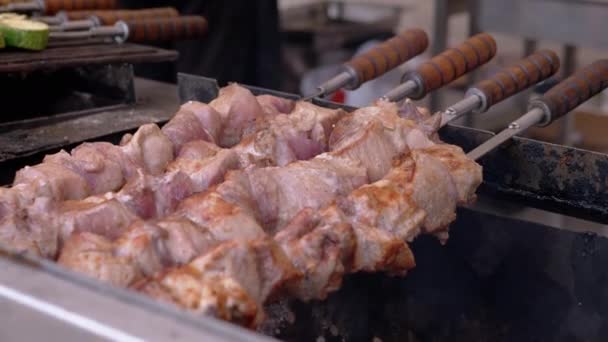 Šťavnaté křupavé Kebab vaření na kovové škrabce s kouřem na grilu. Přiblížení — Stock video