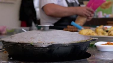 Sebzeler kapalı bir kazanda buharlı dumanla kaynıyor. 4K