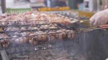 Sokak Şefi Sulu Izgara Sebzeleri Hazırlıyor, Yemekhanede Mantarlar