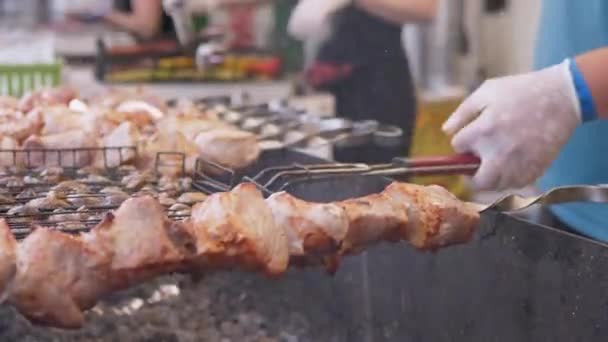 Street Chef Przygotowuje Soczyste Grillowane Grzyby, Kebabs Na zewnątrz w Food Court. 4K — Wideo stockowe