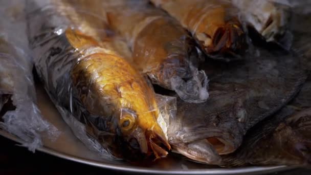Uzené ryby, makrela, platýs se prodávají v otevřené vitríně. 4K — Stock video