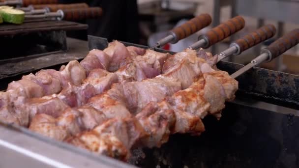 Soczysty, chrupiący kebab Gotowanie na metalowej szufladzie z dymem na grillu. Powiększenie — Wideo stockowe