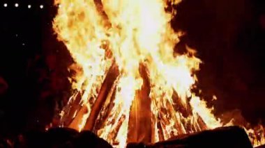 Ormanda Gece Yanan Sıcak Odun ile Parlak Alevli Şenlik Ateşi. 4K