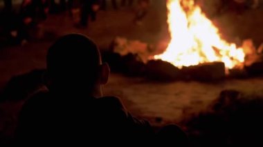 Sevgili Çift Ormanda Oturup Gece Ateşine Bakar. Büyüt