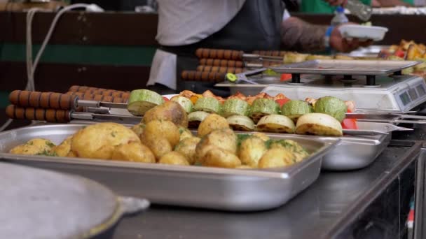 Vendor Weighs Cooked, Cucumber Salad in a Lunch Box on an Electronic Scale. Zoom — Stock Video