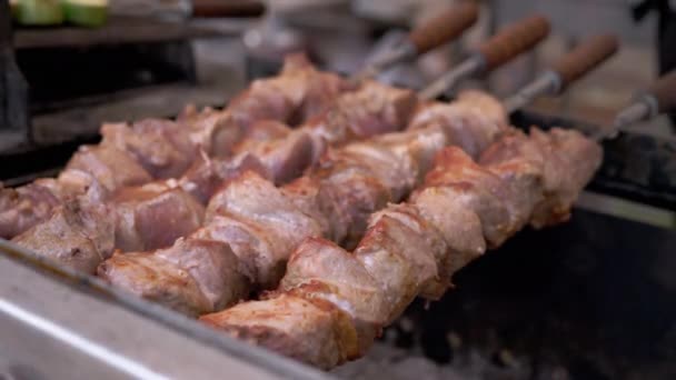 Kebab crocante suculento Cozinhar em um espeto de metal com fumaça na grelha. Zoom — Vídeo de Stock
