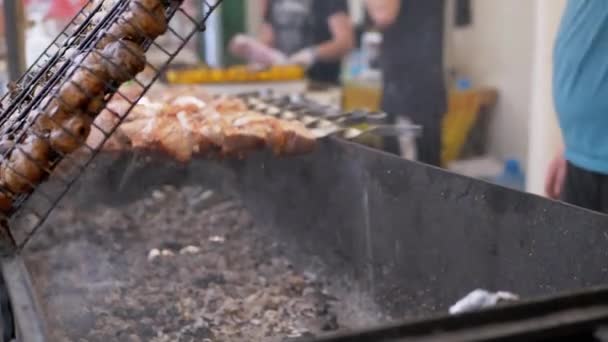 Street Chef przygotowuje soczyste grillowane warzywa, grzyby na świeżym powietrzu w Food Court — Wideo stockowe