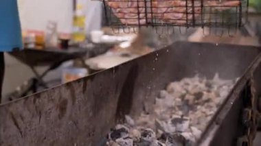 Sokak Şefi Izgarada Sulu Kızarmış Sosis Hazırlıyor, Açık havada Barbekü. 4K