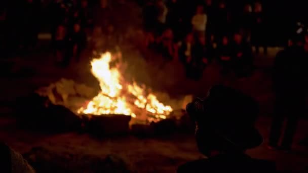 Semester turister samlades runt Open of Bonfire i skogen. 4K — Stockvideo