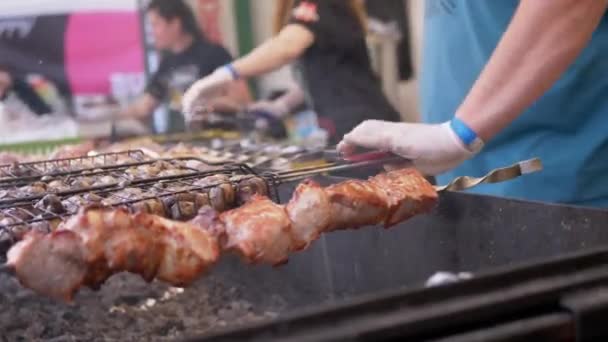 Street Chef bereidt sappige gegrilde paddenstoelen, Kebabs Outdoor in Food Court. Zoom — Stockvideo