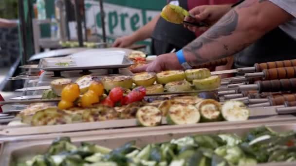 Street Food verkoper weegt Barbecue, gebakken groenten op een elektronische schaal — Stockvideo