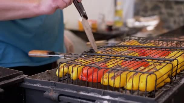 Straatkok bereidt gegrilde gebakken paprika 's, groenten, Buiten in Brazilië — Stockvideo