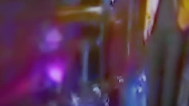 Färgade pixlar, abstrakta mönster, när den ses från en närbild av programmet — Stockvideo