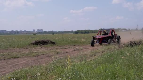 Conduciendo Buggy Off Road, con polvo, barro. Movimiento lento — Vídeos de Stock