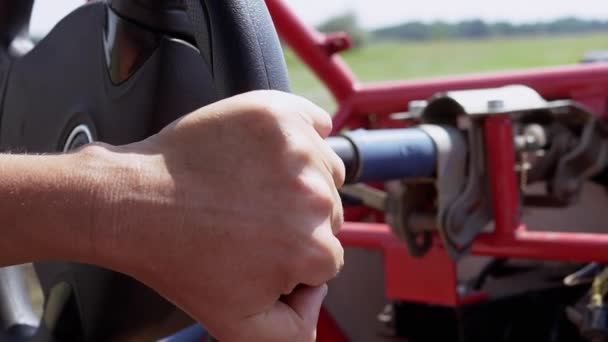 Buggy jedzie off-roadową pierwszą osobą, Racer. Zwolnij trochę. Zamknij się. — Wideo stockowe