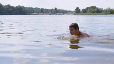 Hoşnutsuz Çocuk Suya Su Sıçrıyor, Nehir, Dalgalar, Su Sıçratmalar, Girdaplar.