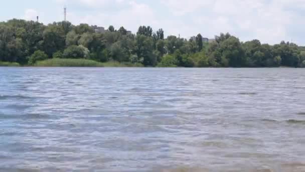 Powolny przepływ bieżącej wody w pełnym przepływie rzeki. 4K — Wideo stockowe