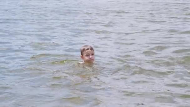 Calm Child Learns to Swim in Water, in River, Creating Waves (dalam bahasa Inggris). Perbesar — Stok Video