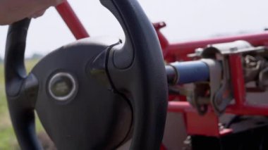 Araba Şoförü Off-Road 'un ilk kişisi, Yarışçı. Ağır çekim. Kapat.