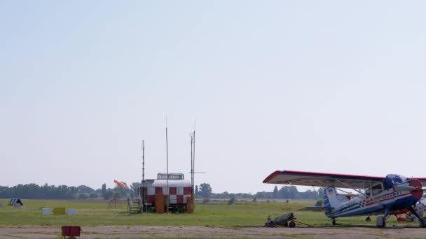 Přistání malého cvičného letadla, vrtulové letadlo na dráze letiště — Stock video