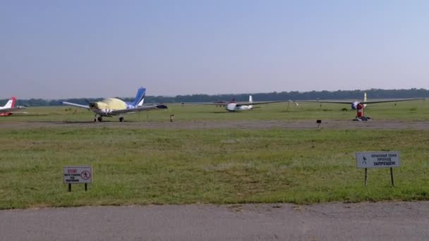 Atterraggio di un piccolo aereo da addestramento, un aeroplano ad elica sulla pista di atterraggio dell'aeroporto — Video Stock