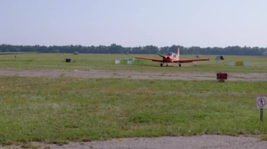 Havaalanı pistine küçük bir eğitim uçağının inişi. 4K