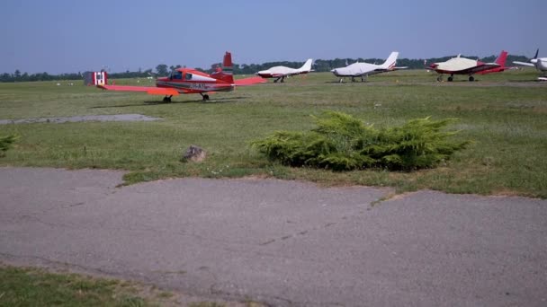 小型教练机、螺旋桨飞机在机场跑道着陆 — 图库视频影像