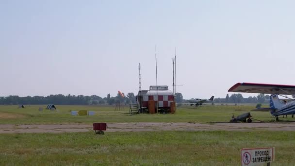 Atterraggio di un piccolo aereo da addestramento sulla pista dell'aeroporto. 4K — Video Stock