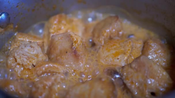 Hervir trozos de carne de pollo jugosa en una cacerola en una estufa de gas — Vídeos de Stock