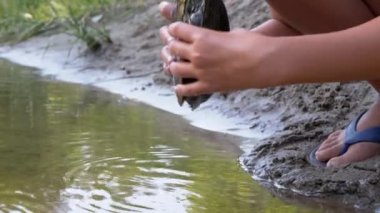 Çocuk Kucağında Bir Kaplumbağa Nehirde Yakalandı. 4 bin. Kapat.
