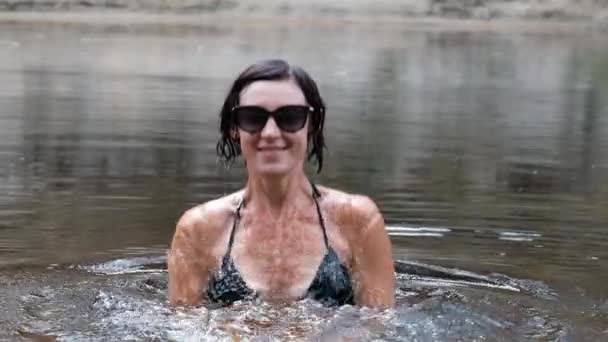 Happy Wet Woman in Bikini Bathes, стрибаючи з Splashes, Waves in River. Круто — стокове відео