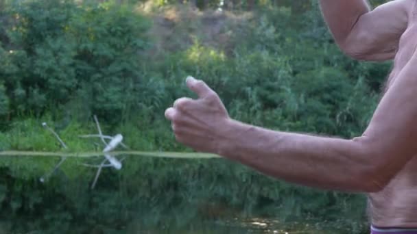Pescador sostiene una vieja caña de pescar de bambú, encadena una bola de pan en el gancho. 4K — Vídeo de stock