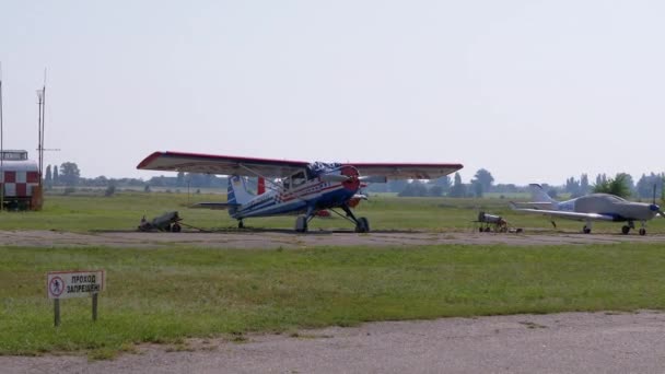 Přistání malého cvičného letadla na dráze na letišti. 4K — Stock video