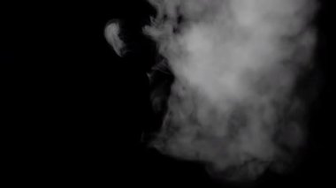 Bu çerçeveler, sanatsal ve sinematik amaçlar için ideal siyah arkaplan üzerinde dönen dumanı sergiliyor.