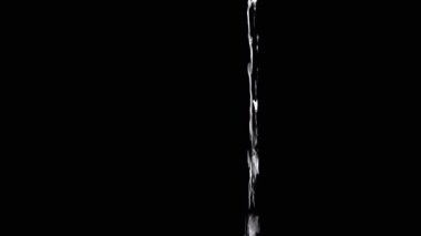 İnce bir su akıntısı, siyah bir zemine dökülür. Yakın çekim, yavaş çekim. Temiz bir su akıntısı boşluğa akar. Damlalar, damlalar. Soyutlama, doku, aydınlatma. Temiz su.