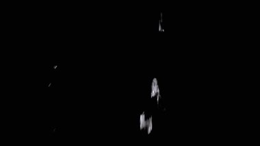 Şeffaf Su Damlaları Kara Arkaplan 'a Düşen Su Damlaları. İzole edilmiş. Yakın plan. Boşlukta su sıçramaları, yavaş çekim. Soyut, desen, aydınlatma. Temiz su.