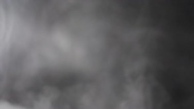 Büyüleyici duman desenleri esrarengiz ve büyüleyici bir atmosfer yaratıyor.