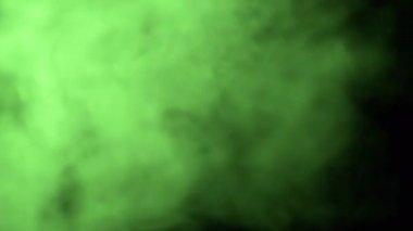 Büyüleyici yeşil duman, karanlık bir arkaplanda zarifçe kıvrılarak yaratıcı projeler için mükemmel hale getiriyor.