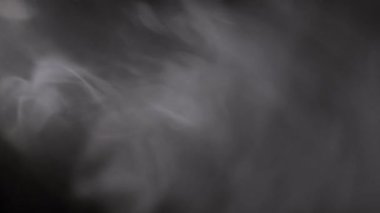 Kalın beyaz duman dalgalanır ve karmaşık şekillerde girdap oluşturur. Yumuşak ışık, buharı tamamen siyah arkaplana karşı aydınlatır. Gizemli ve soyut bir doku yaratır..