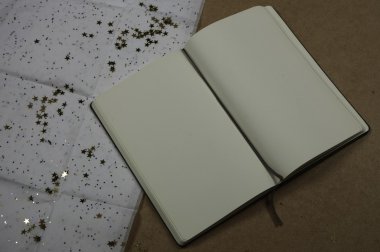 Vintage defter bir mum ile