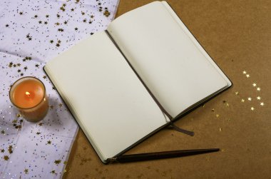 Vintage defter bir mum ile