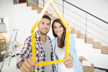 Genç çift yeni bir evde mutlu